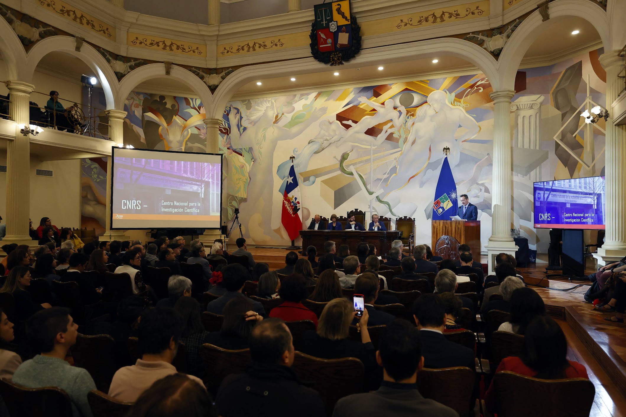 Héctor Ramírez, directeur du Centre de modélisation mathématique, s'adressant au public lors de la cérémonie du 25e anniversaire du CMM à l'Université du Chili.