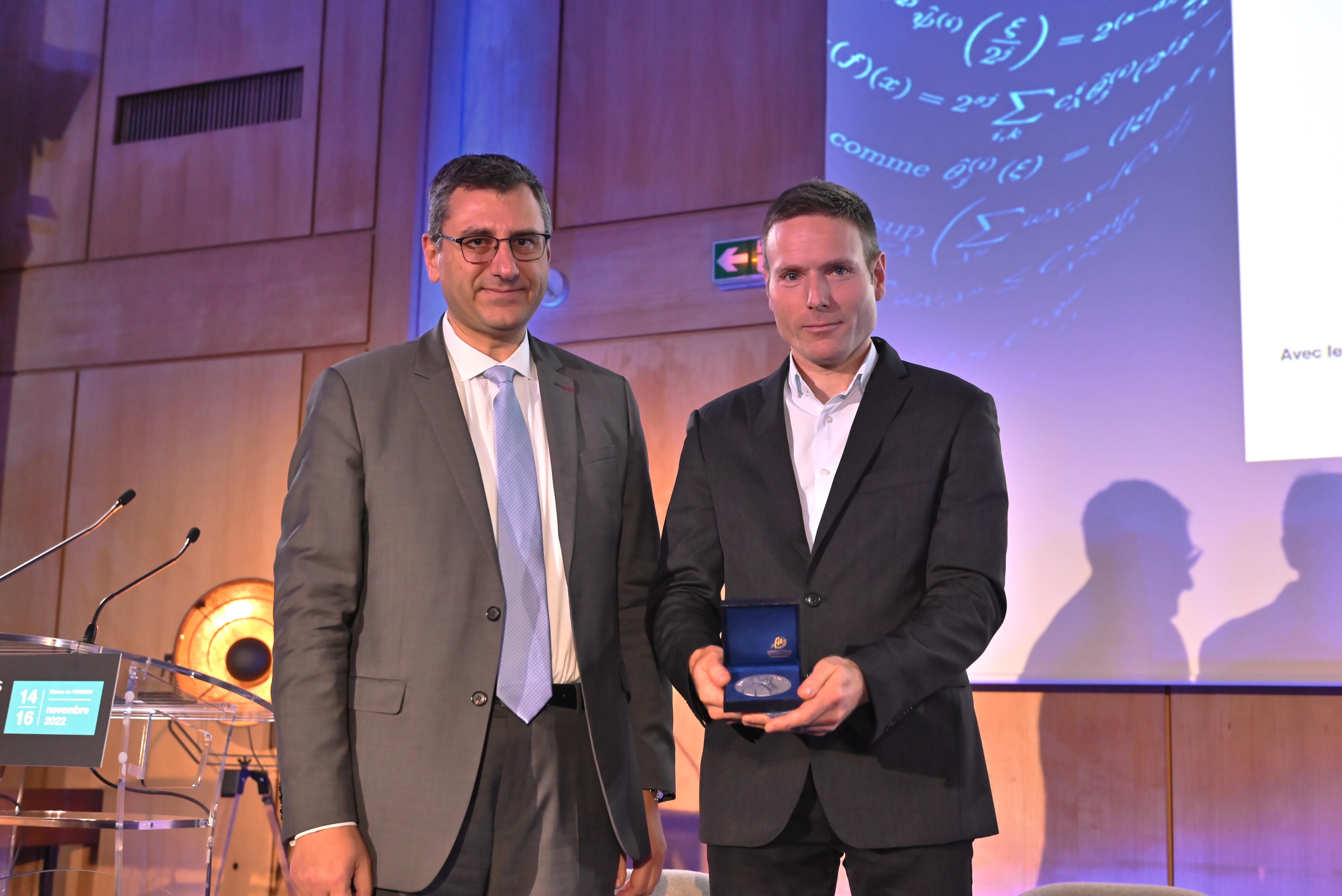 Remise du prix Défi défense par Laurent Vieste à Jean-Baptiste Caillau