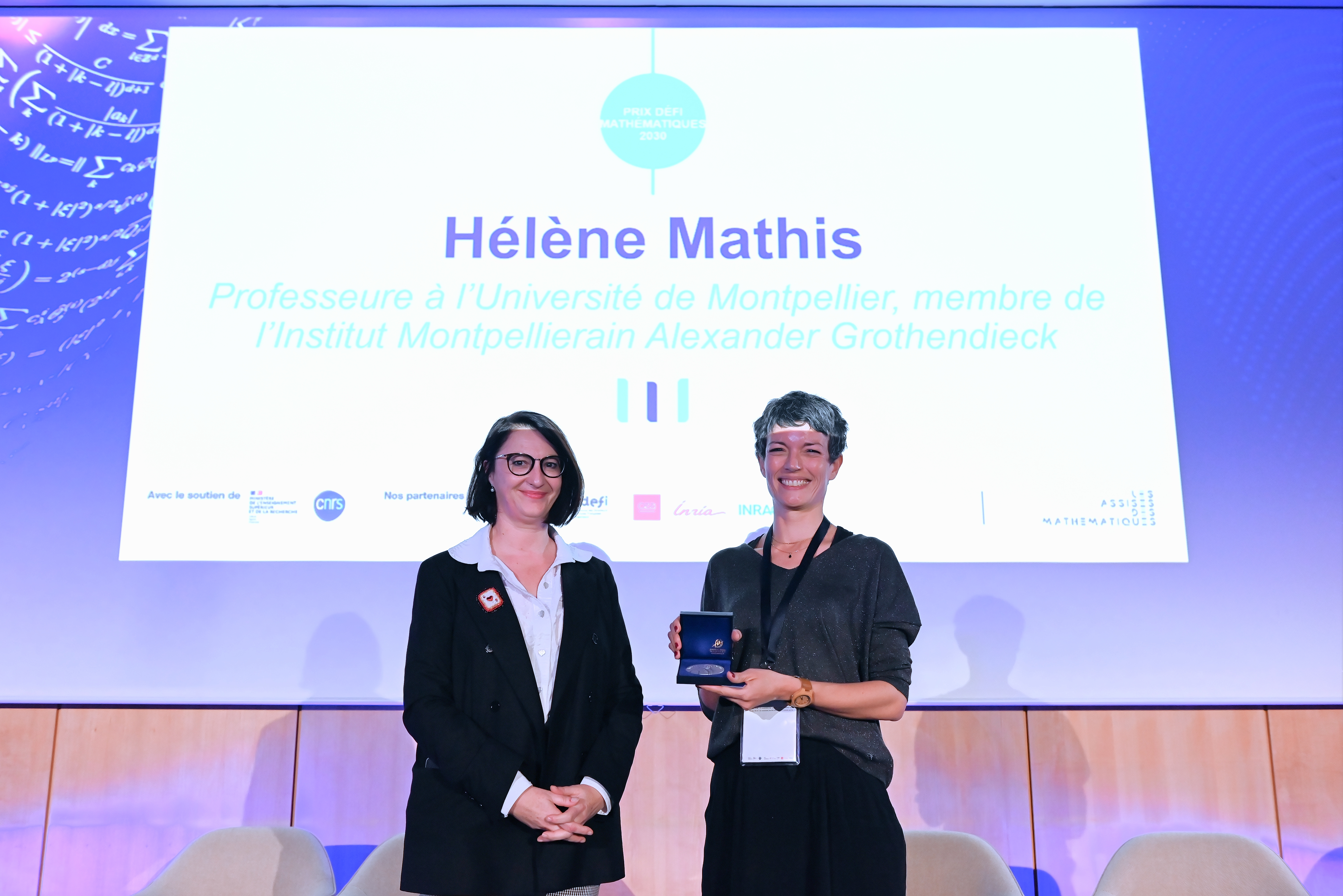 Remise du prix Maths2030 par mme Claire Giry à Hélène Mathis