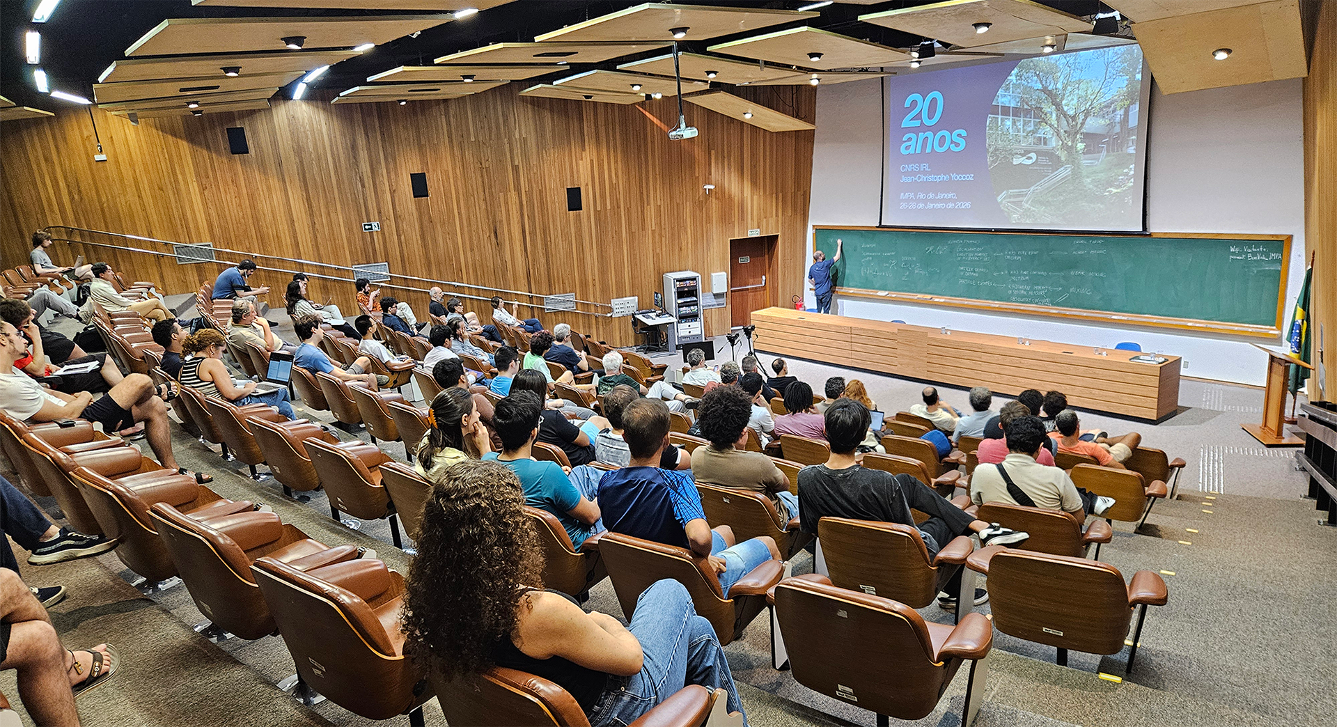 Photo de la conférence donnée par le mathématicien Artur Avila