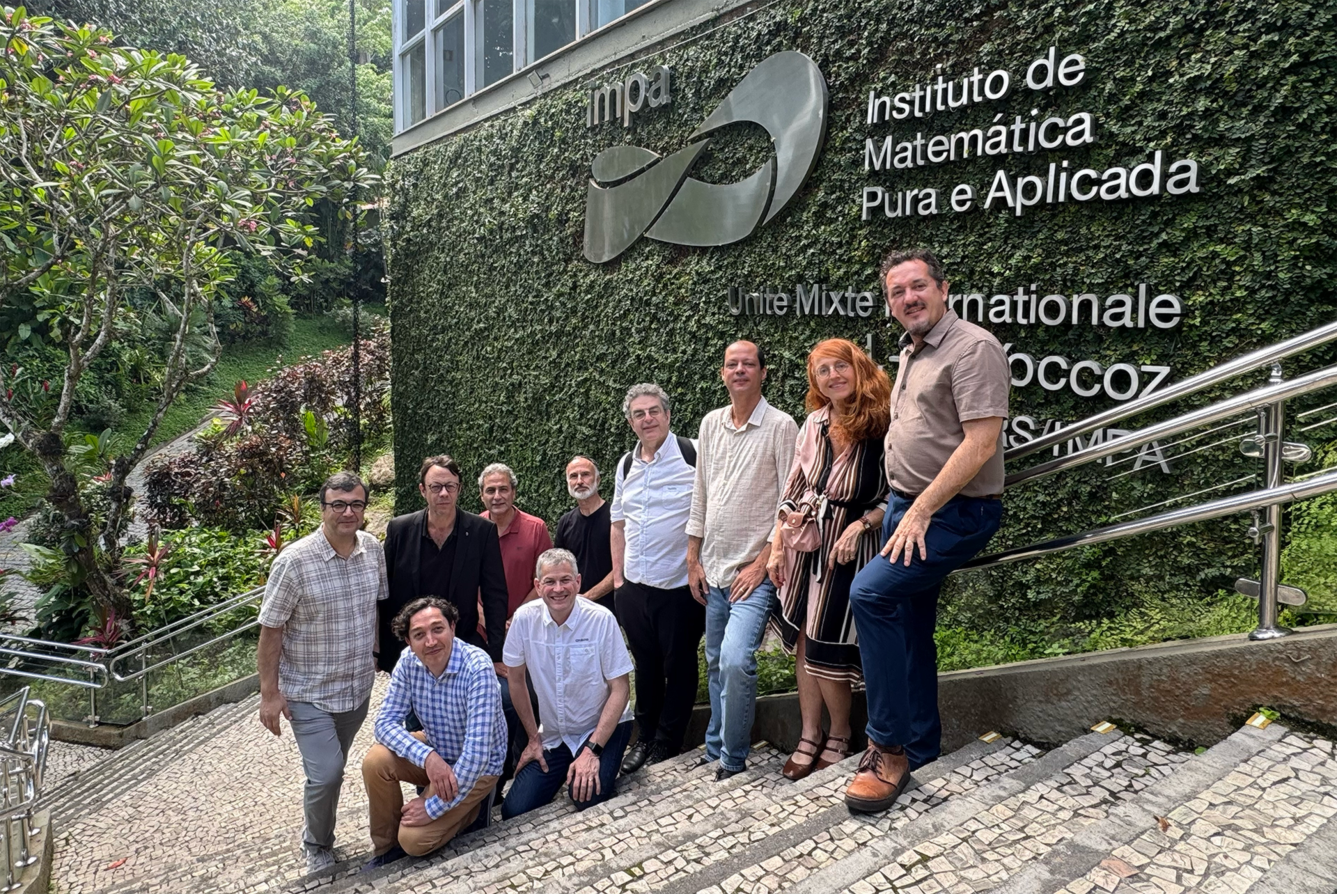 Photo des directrice et directeurs des IRL en mathématiques des Amériques, accompagnés des membres de l'Insmi présents